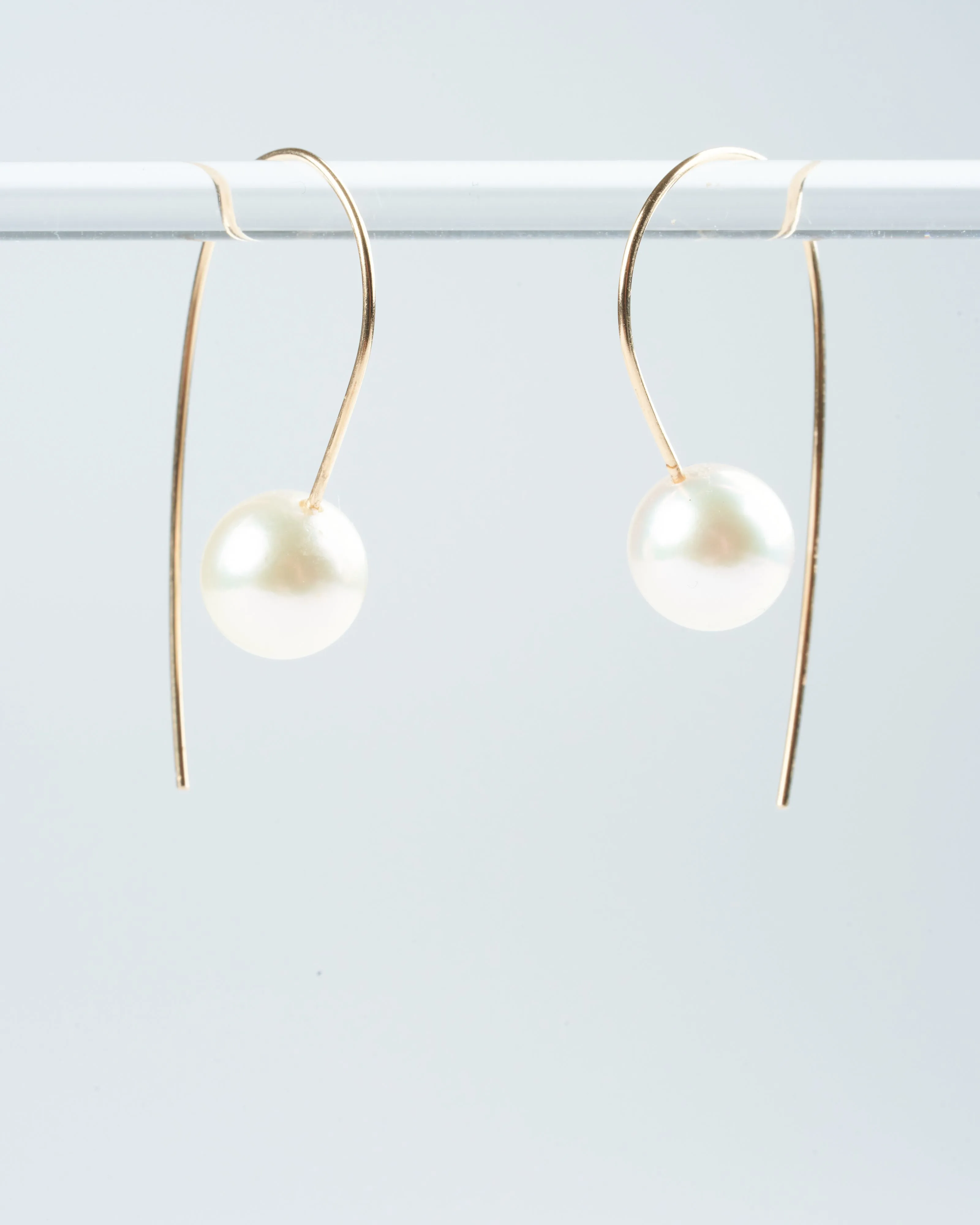 cream akoya pearl earrings - white/ gold