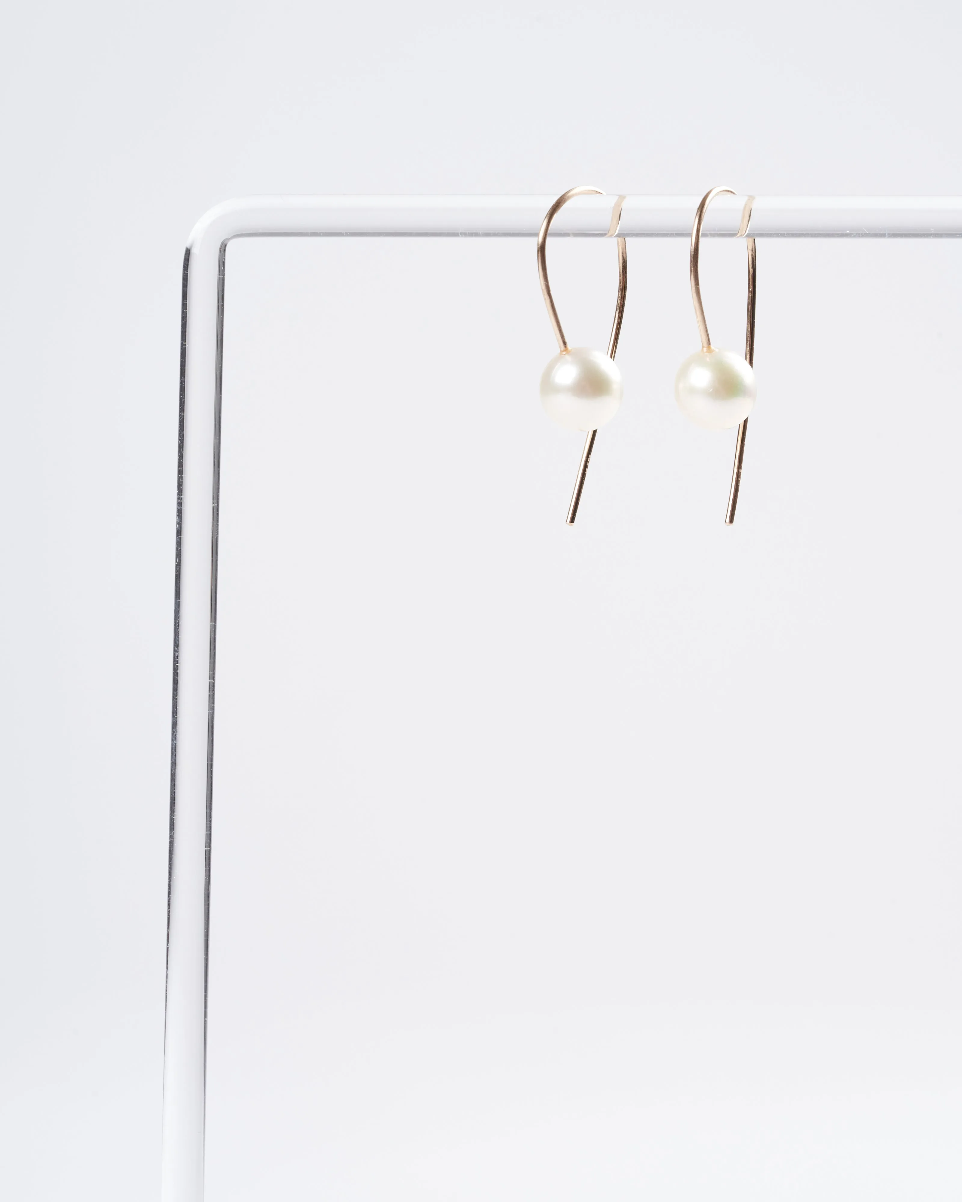 cream akoya pearl earrings - white/ gold