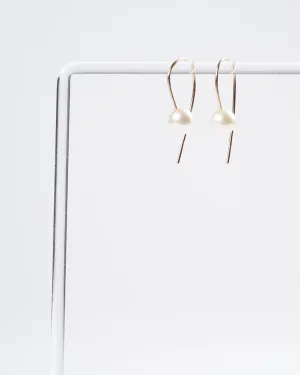 cream akoya pearl earrings - white/ gold