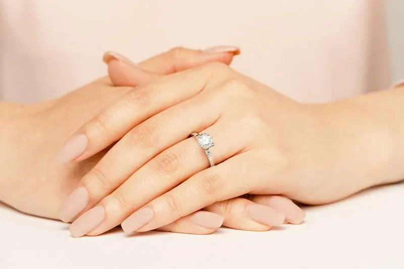 Diamond Side Accent Solitaire Lab-Grown Diamond  with 0.84 ct. (0.75 ct. center diamond)
