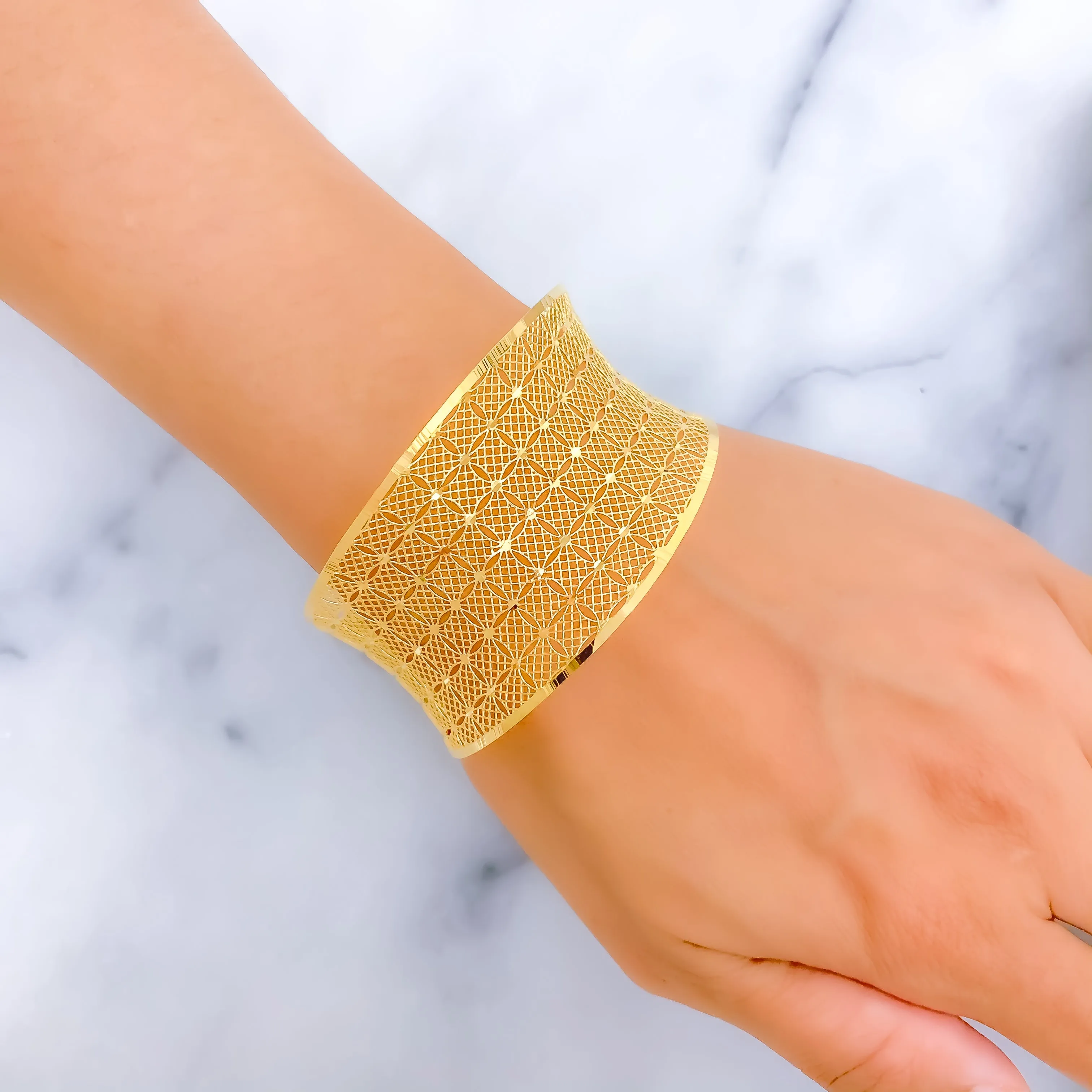 Graceful Contemporary Net 21K Gold Bangle Bracelet