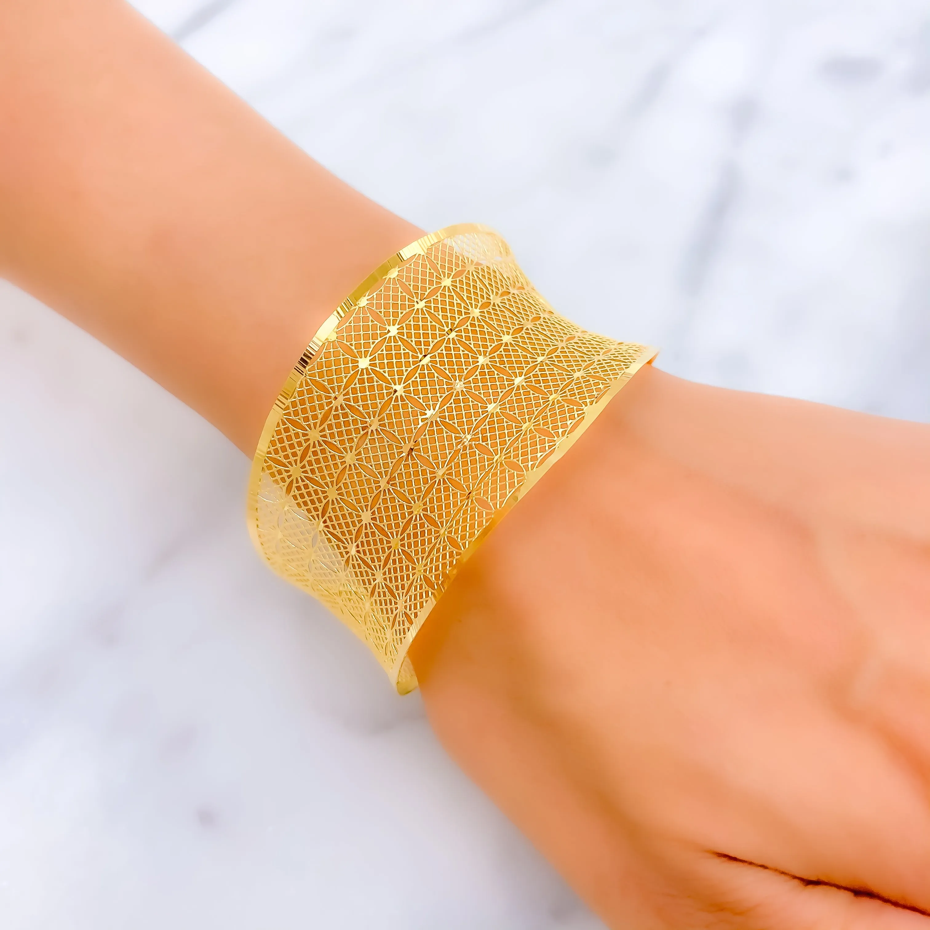 Graceful Contemporary Net 21K Gold Bangle Bracelet