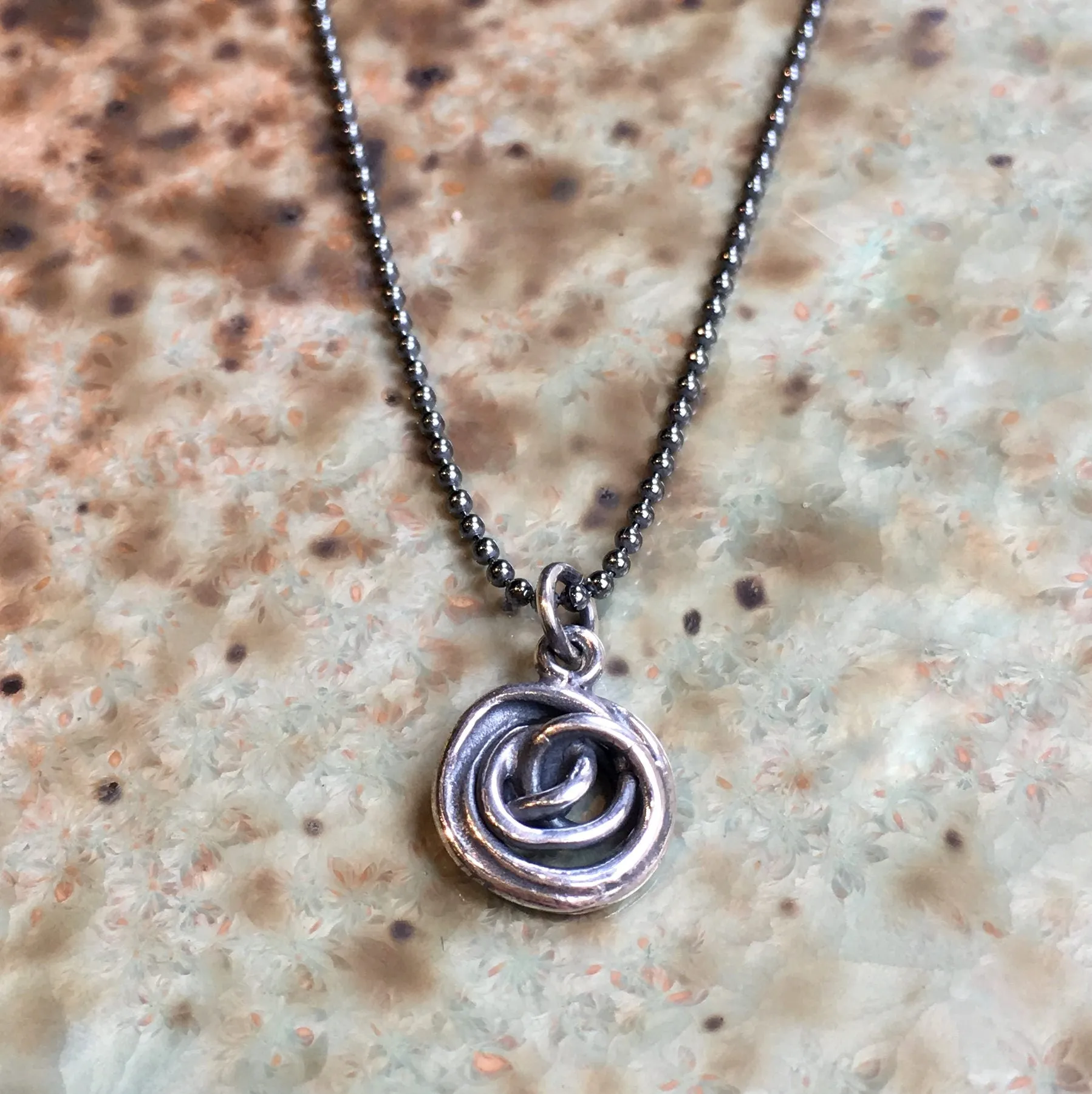 Small Spiral Minimalist Necklace - Petit.