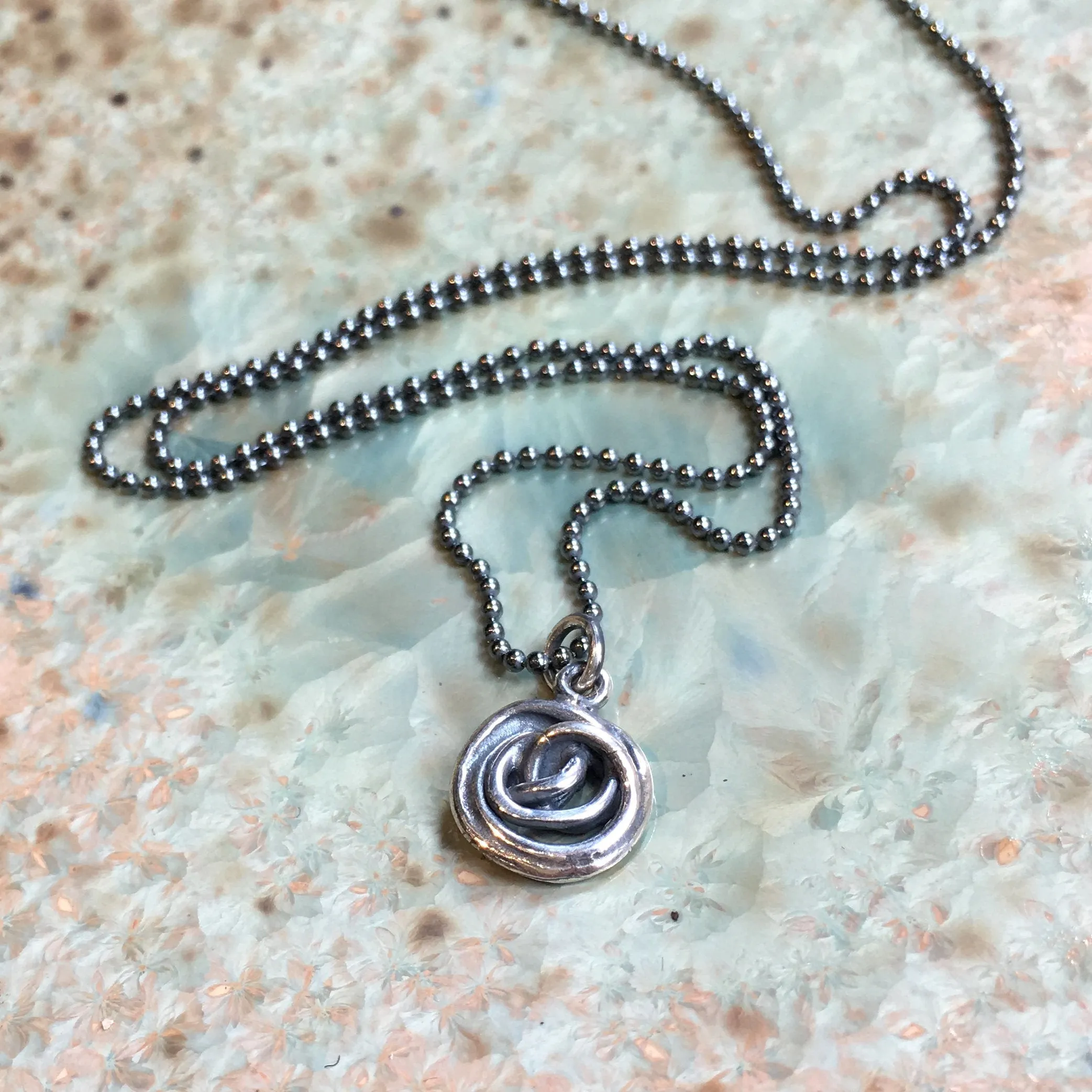 Small Spiral Minimalist Necklace - Petit.