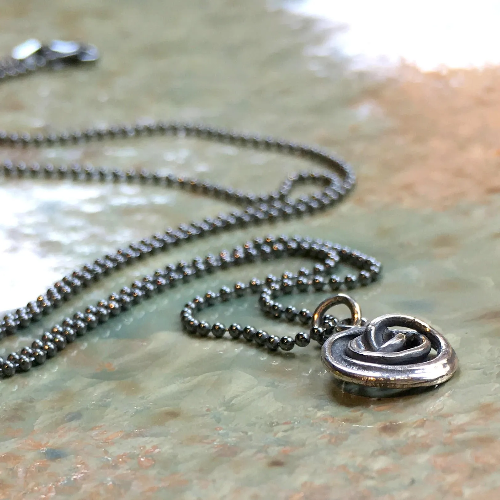 Small Spiral Minimalist Necklace - Petit.
