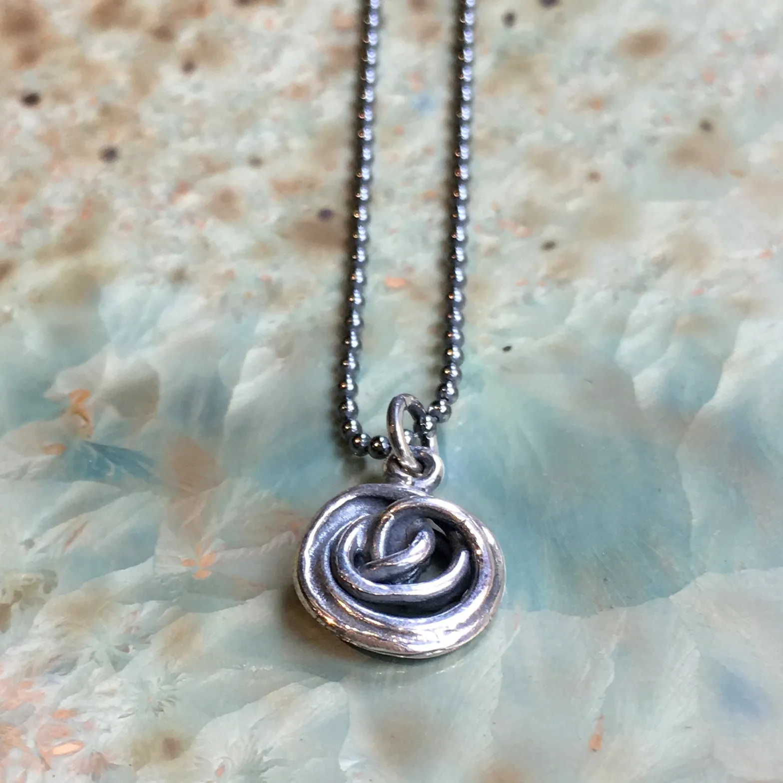 Small Spiral Minimalist Necklace - Petit.