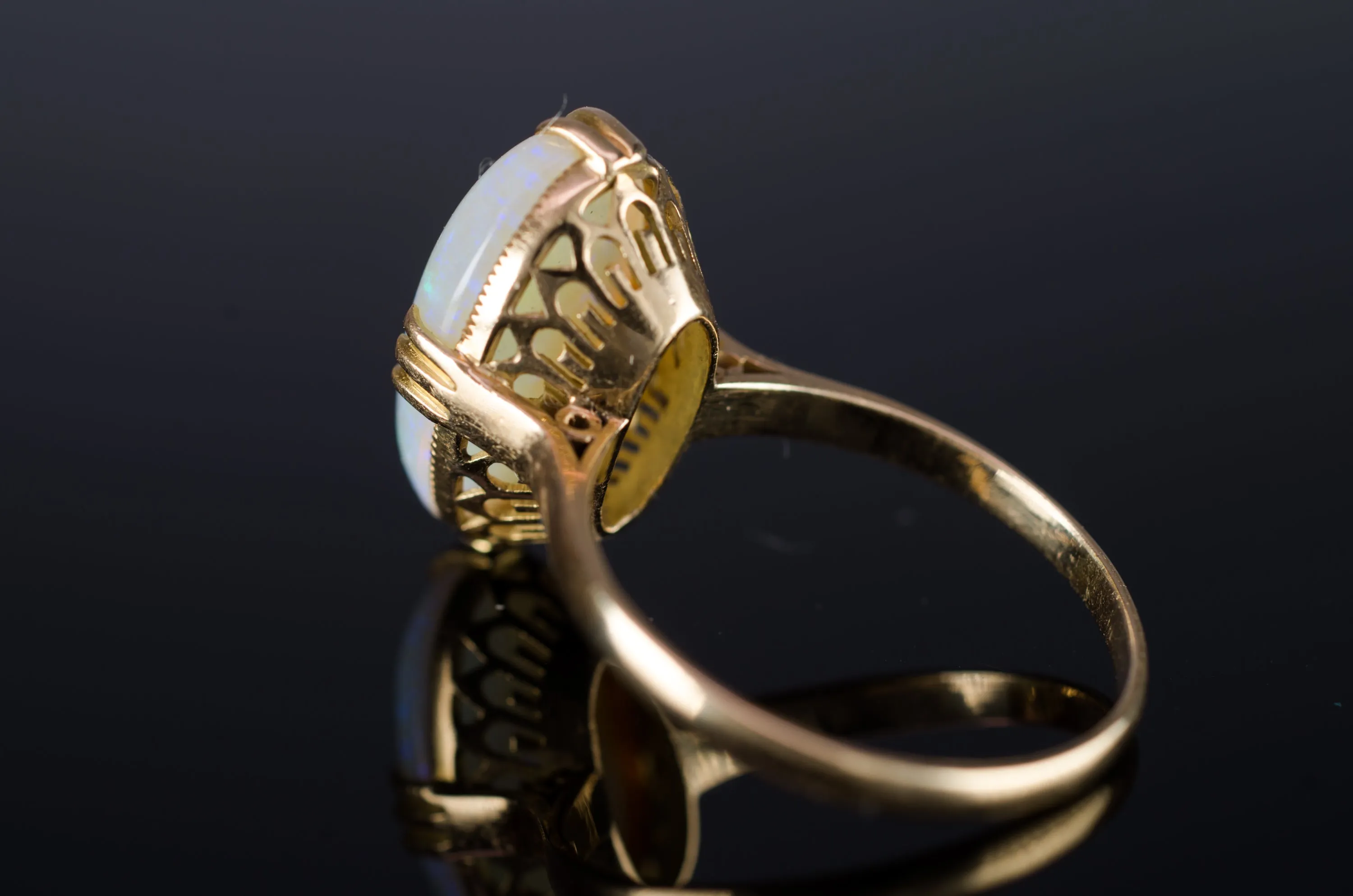 VINTAGE 18K YELLOW GOLD OPAL SOLITAIRE RING