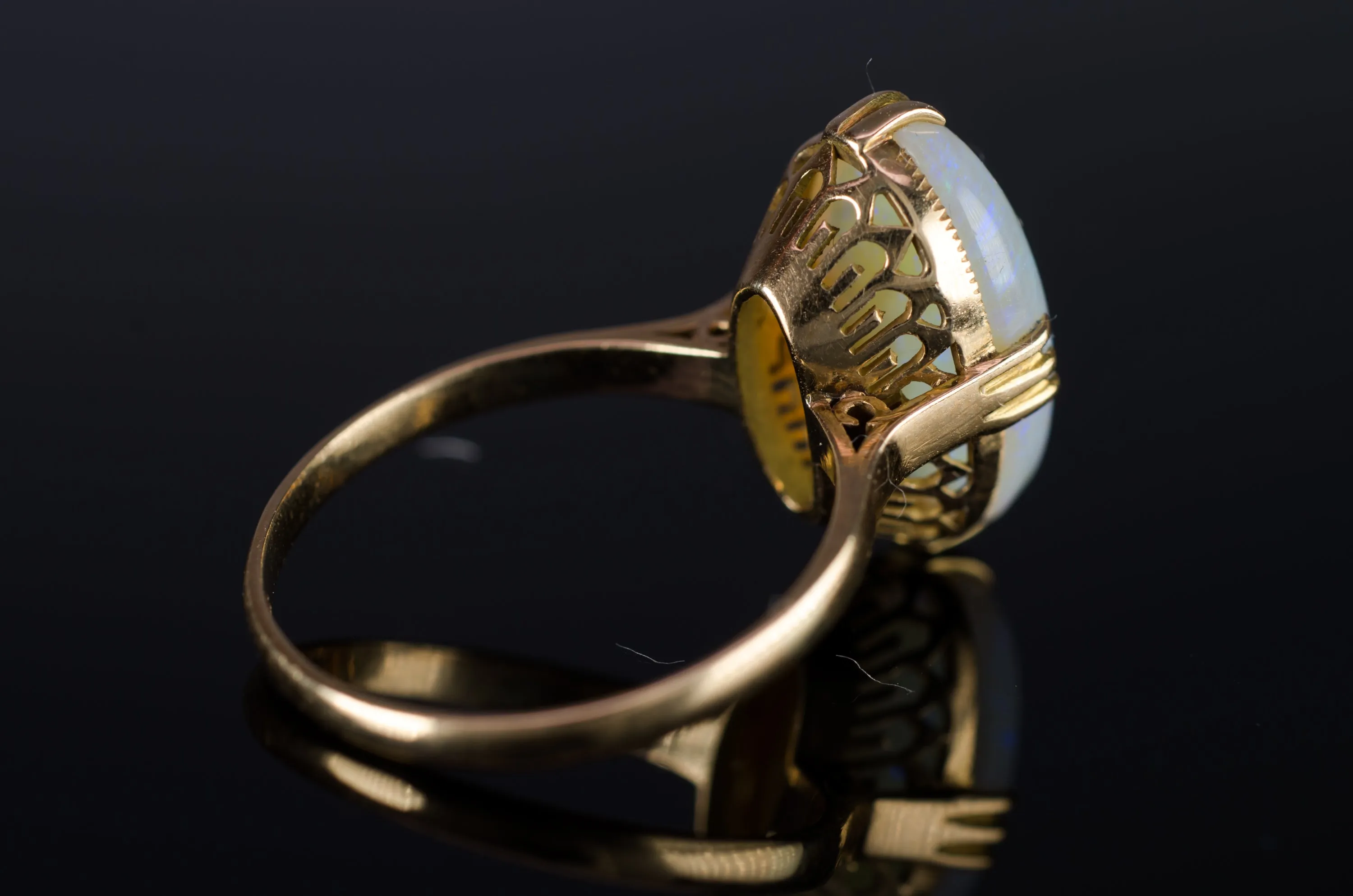 VINTAGE 18K YELLOW GOLD OPAL SOLITAIRE RING