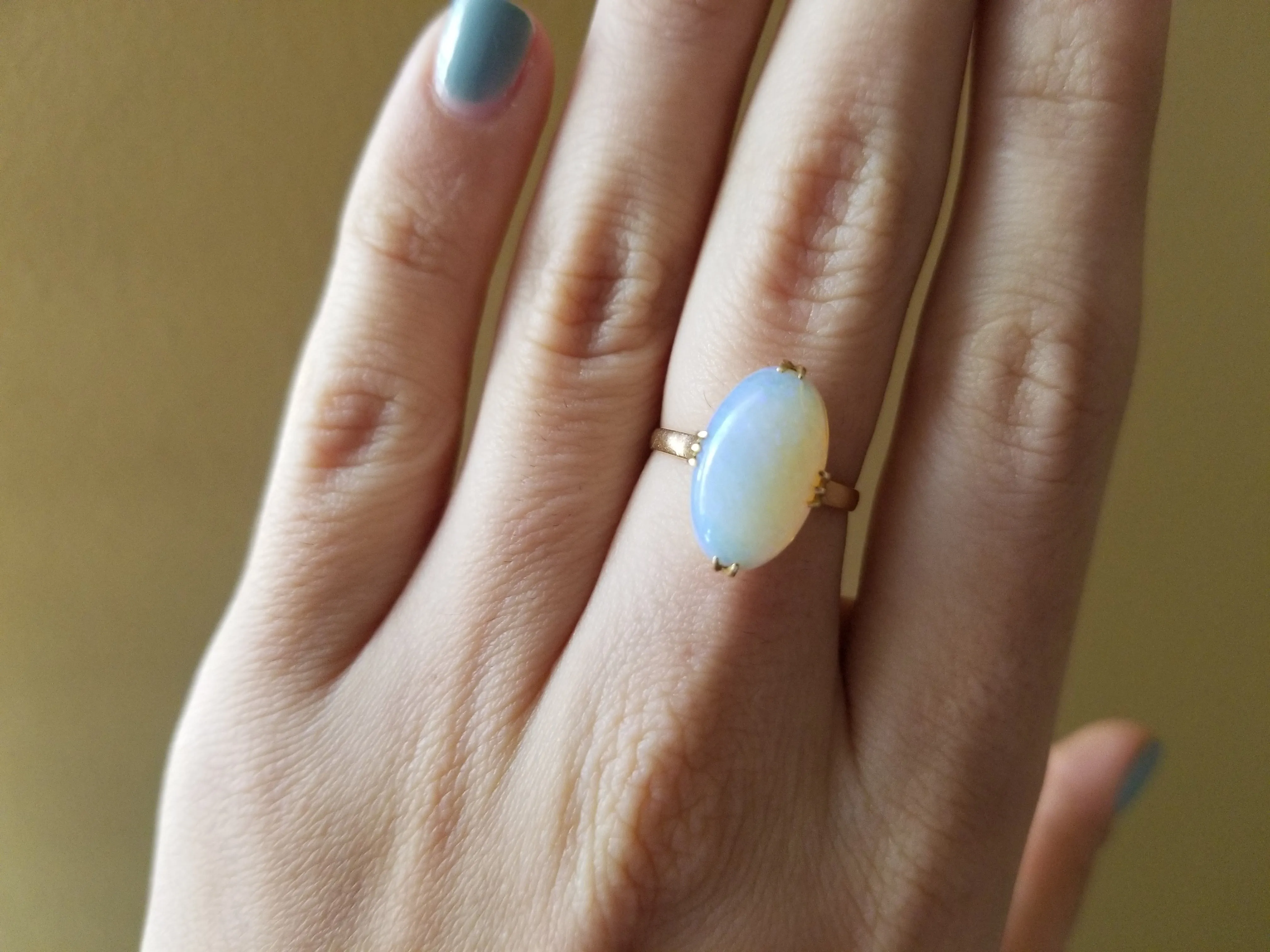 VINTAGE 18K YELLOW GOLD OPAL SOLITAIRE RING