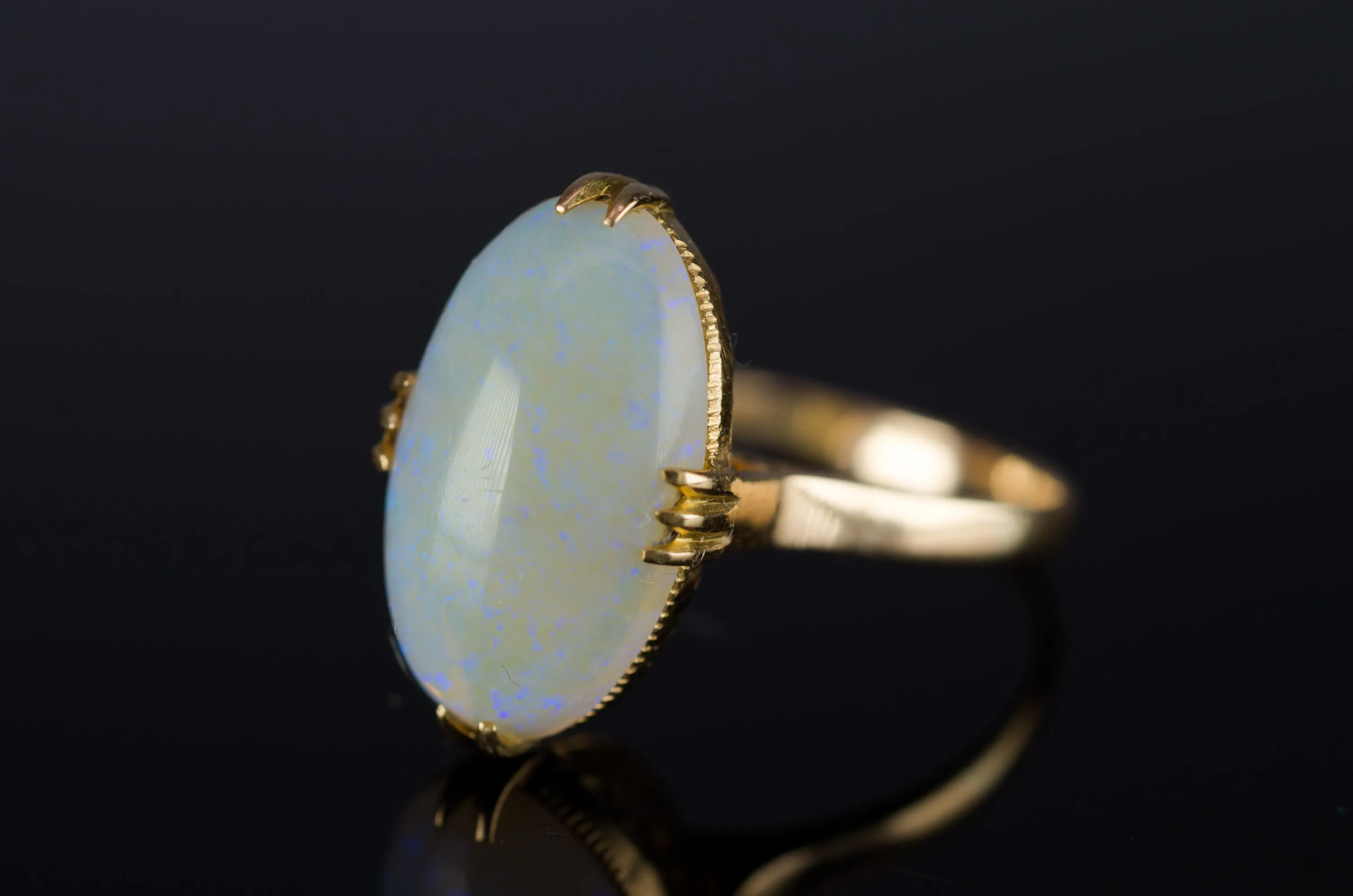 VINTAGE 18K YELLOW GOLD OPAL SOLITAIRE RING
